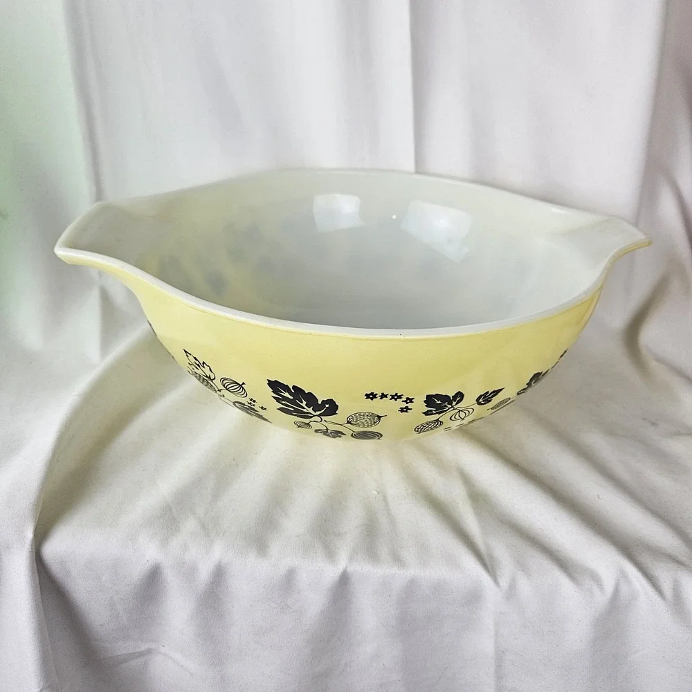 Vintage Pyrex Gooseberry Black on Yellow 444 Cinderella Mixing Bowl 4 QT - Picture 3 of 6